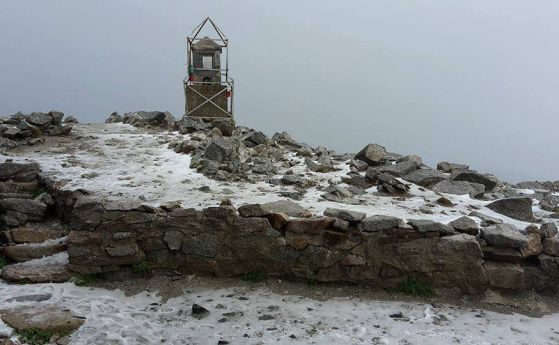 Първият сняг падна на Мусала (снимки)