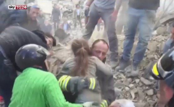 Спасители откриха живо момиченце 17 часа след труса в Италия (видео)