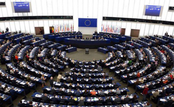 ЕП подновява заседанията си с обсъждания за бежанците и тероризма