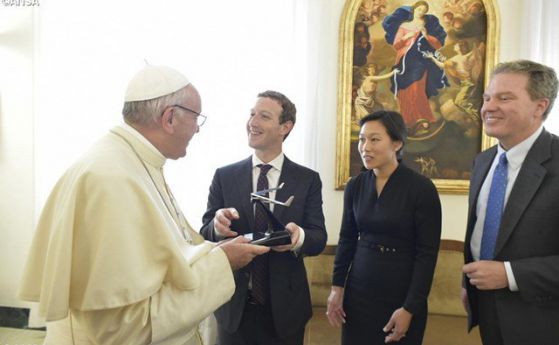 Зукърбърг подари макет на дрон на папата при срещата им (снимки)