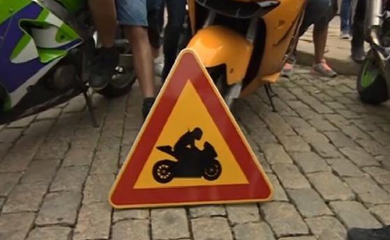 Слагат знак на пътя "Внимание! Мотоциклетисти"