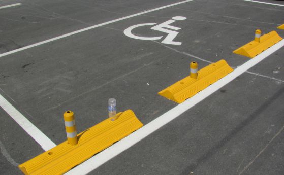 Абсурдни паркоместа за инвалиди се появиха на ремонтираната "Витошка" (снимки)