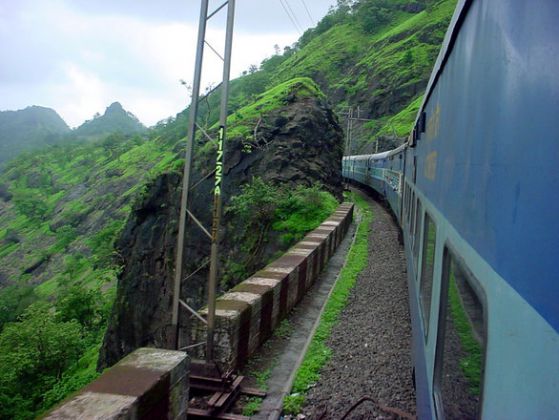 Товарен влак дерайлира край Волуяк