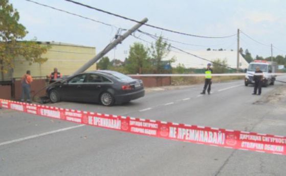 Автомобил се заби в стълб в София