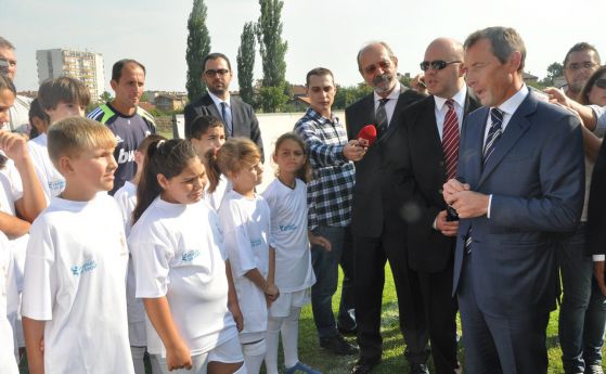Легендата на „Реал Мадрид” Емилио Бутрагеньо откри детска футболна школа във Видин