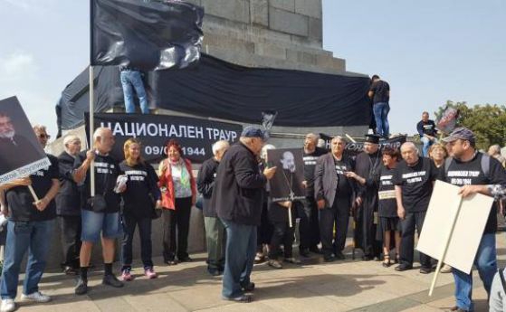 Обвиха Шмайзера с черен плащ, шествие обяви национален траур на 9 септемри