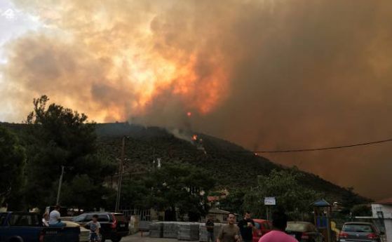 Огромни пожари бушуват на остров Тасос (видео)