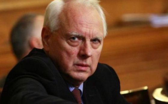 Писма между кандидат-президенти: Велизар Енчев иска мнение на Каракачанов за Русия