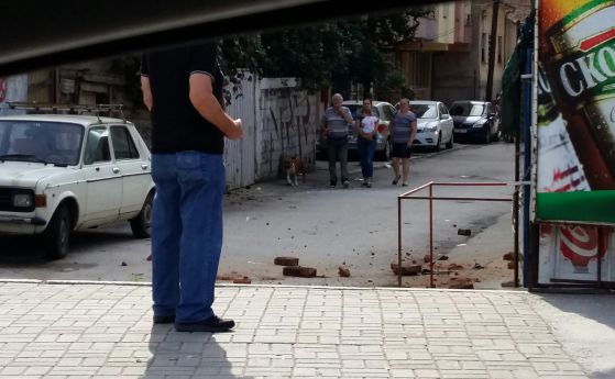 Малко щети и много паника след трусовете в Скопие (снимки)