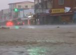 Мощен тайфун удари Тайван, насочва се към Китай (видео)