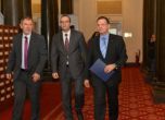 Депутати питат министър Митов за фалшивата снимка от руското посолство