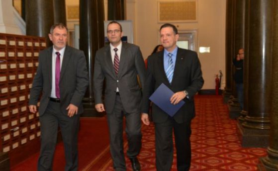Депутати питат министър Митов за фалшивата снимка от руското посолство