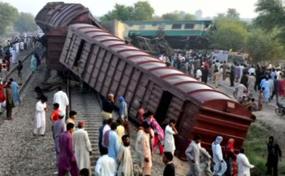 Шестима загинали и 150 ранени при сблъсък на влакове в Пакистан (видео)