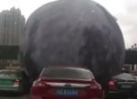 Луна "помете" автомобили в Китай (видео)