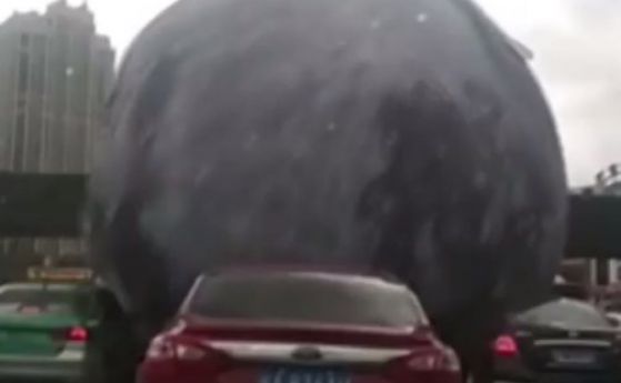Луна "помете" автомобили в Китай (видео)