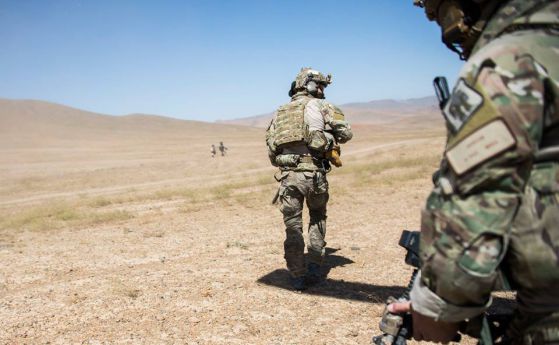 Галерия: Американски военни обучават афганистански пилоти