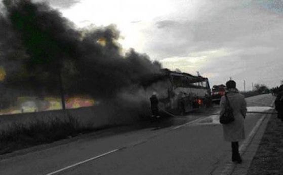 Автобус с немски туристи изгоря край созополско село (обновена)
