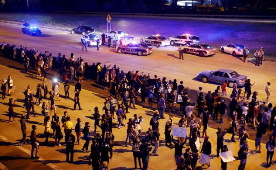 Полицейски час в Шарлът след сблъсъци на протест заради застрелян чернокож