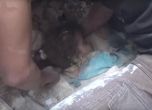 Вадят малко момиче изпод развалините след ударите в Сирия (видео)
