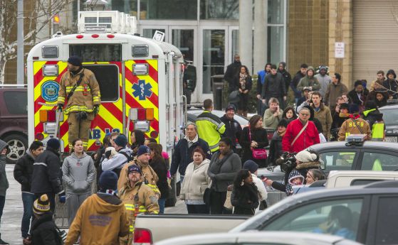 Мъж застреля четирима в американски мол