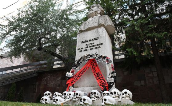 Паметникът на Карл Маркс до УНСС осъмна с траурни венци и черепи