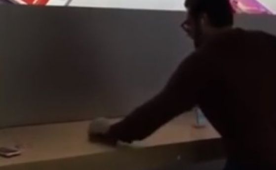Мъж строши всички телефони iPhone 7 в магазин на Apple във Франция (видео)