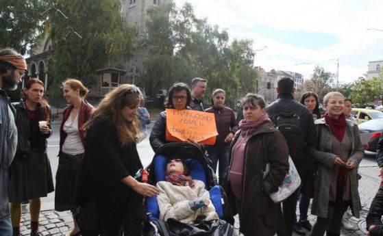 Родители на болни деца отново на протест, искат оставката на шефа на Фонда за деца