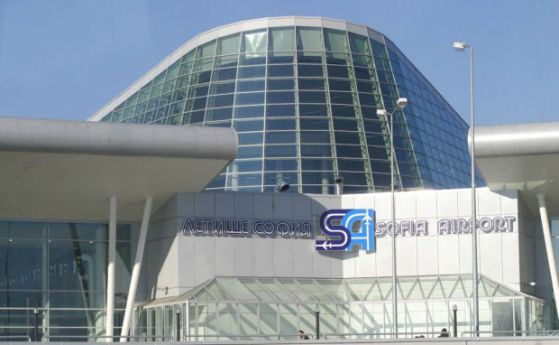 Самолет кацна извънредно в София заради болен пътник