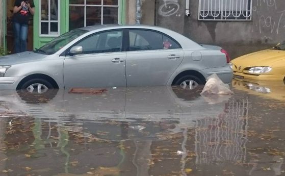 Варна отново под вода след порой в града (снимки)
