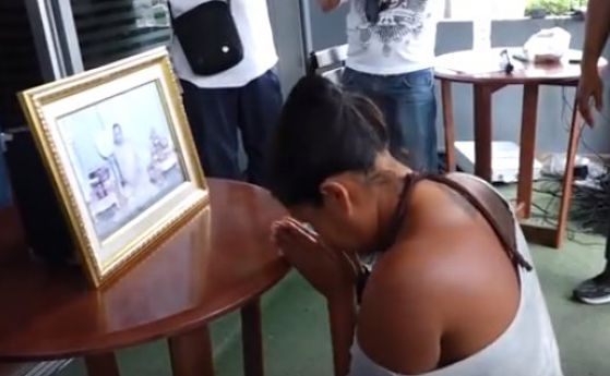 В Тайланд принудиха жена да се поклони публично пред портрет на краля (видео)