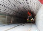 Камион рани двама работници в тунел край Бачково