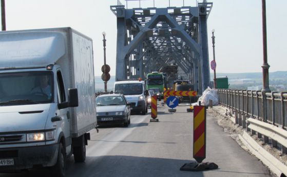 Румъния затваря Дунав мост за ремонт. Три дни няма да има движение до обед