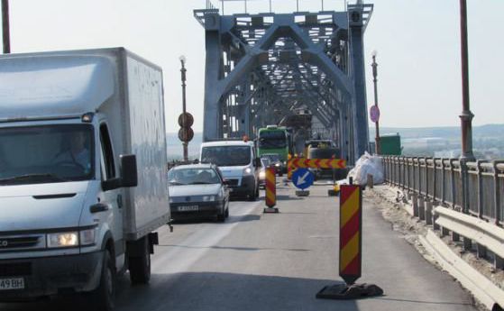 Дунав мост затворен за по 5 часа на ден, километри опашка на Дунав мост 2