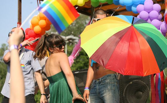 За първи път в България: Разрешиха на гей двойка да извади акт за раждане на детето си