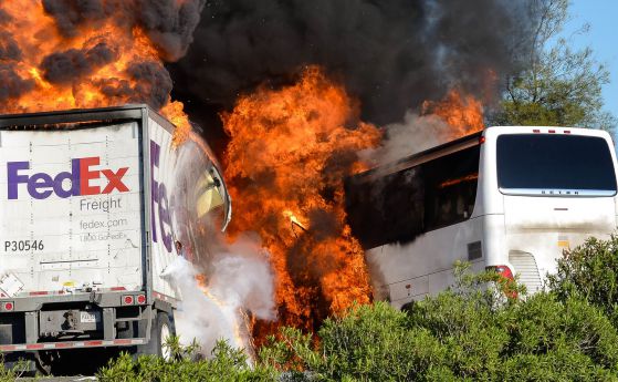 13 загинали при тежка катастрофа с автобус в Калифорния