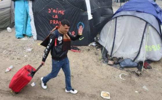 Бунтове в "Джунглата" в Кале, самотните деца остават в лагера за неопределен период