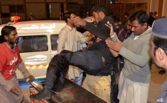 Погром в полицейски колеж в Пакистан - екстремисти убиха 58 души