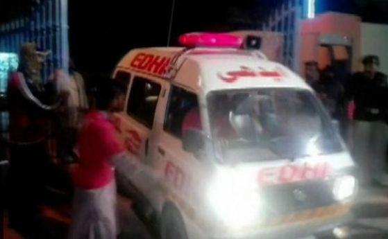 Най-малко 60 души са убити при атака срещу полицейски център в Пакистан (видео)