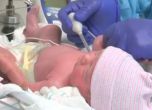 Оперираха неродено бебе и го върнаха в утробата на майка му