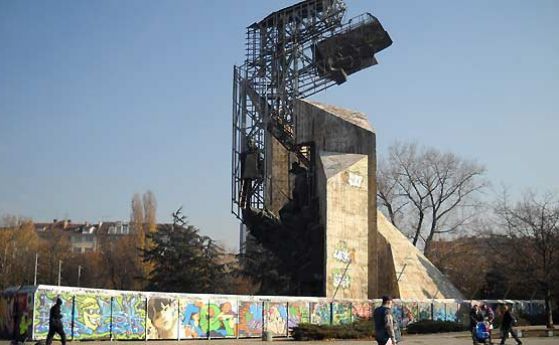 Махат паметника пред НДК догодина, обеща Фандъкова