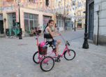 Бизнесмен купи ново колело на Вики, детето с церебрална парализа