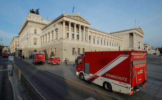 Пламна покривът на австрийския парламент