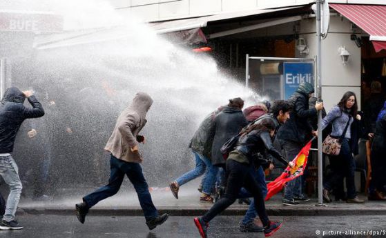 Турската полиция стреля с водно оръдие по протестиращи срещу арести на журналисти