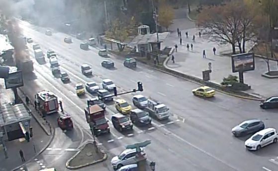 Запали се автобус на градския транспорт на Орлов мост (снимки)