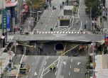 Гигантска дупка зейна на булевард в японски град (видео)