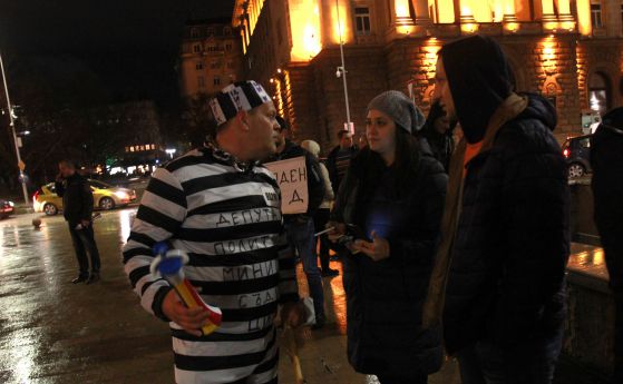 Протест срещу ЦИК и в подкрепа на референдума на Слави (снимки)