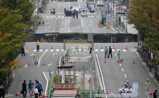 Вижте как японци запълниха 30-метрова яма за два дни (видео)
