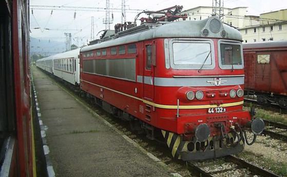 БДЖ абсурд: Цял влак пътници са блокирани от три часа на нива край София