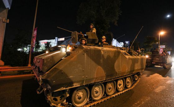 Турските власти уволниха още 15 000 души и закриха над 500 институции