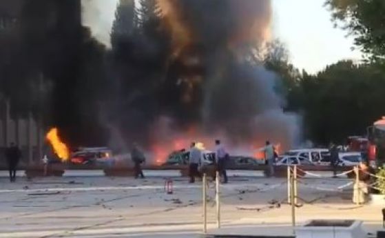 Експлозия пред валийството в Адана: двама убити, 16 ранени (видео)
